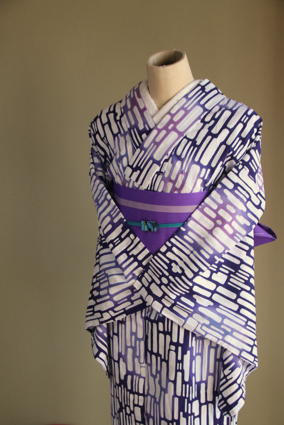 手染め注染　型染浴衣　【青　紫②】　タイルアートのような注染ぼかしが涼し気な印象　袖長めモアトールサイズ　裄69ｃｍ 8枚目の画像