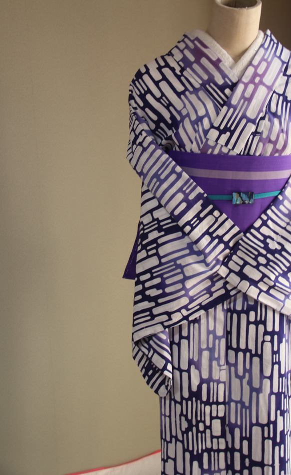 手染め注染　型染浴衣　【青　紫②】　タイルアートのような注染ぼかしが涼し気な印象　袖長めモアトールサイズ　裄69ｃｍ 1枚目の画像