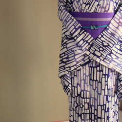 手染め注染　型染浴衣　【青　紫②】　タイルアートのような注染ぼかしが涼し気な印象　袖長めモアトールサイズ　裄69ｃｍ 2枚目の画像