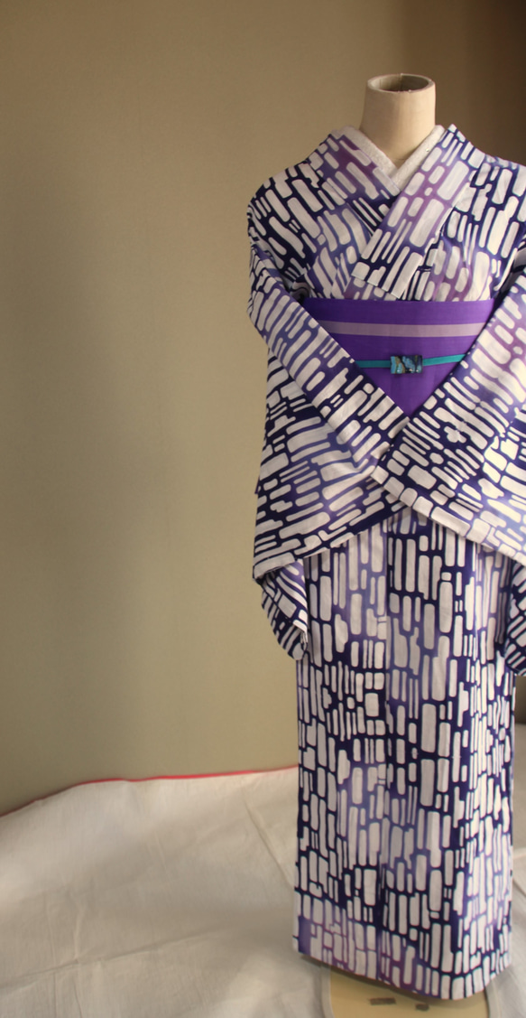 手染め注染　型染浴衣　【青　紫②】　タイルアートのような注染ぼかしが涼し気な印象　袖長めモアトールサイズ　裄69ｃｍ 2枚目の画像