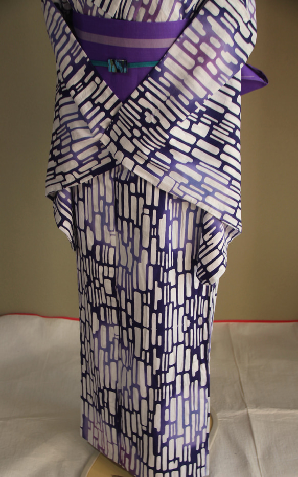 手染め注染　型染浴衣　【青　紫②】　タイルアートのような注染ぼかしが涼し気な印象　袖長めモアトールサイズ　裄69ｃｍ 9枚目の画像