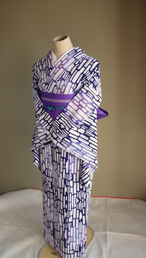 手染め注染　型染浴衣　【青　紫②】　タイルアートのような注染ぼかしが涼し気な印象　袖長めモアトールサイズ　裄69ｃｍ 4枚目の画像