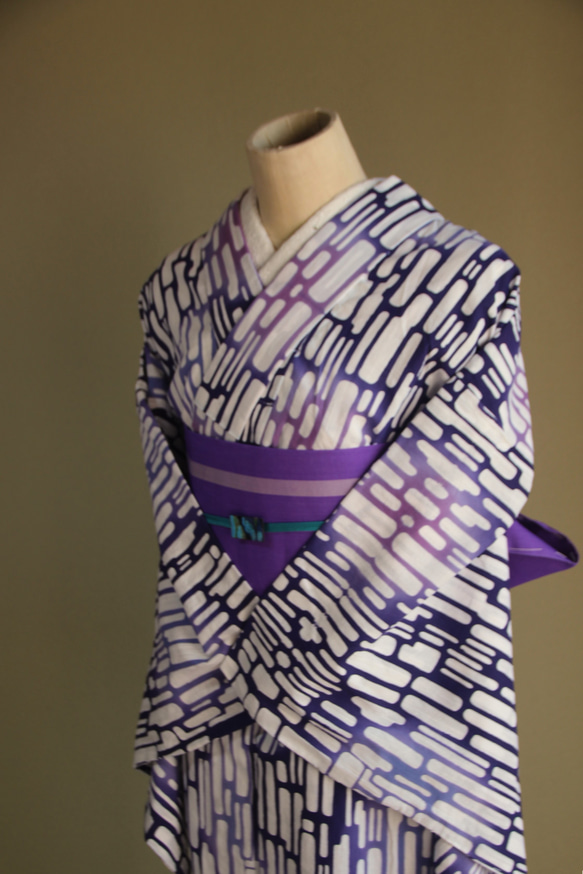 手染め注染　型染浴衣　【青　紫②】　タイルアートのような注染ぼかしが涼し気な印象　袖長めモアトールサイズ　裄69ｃｍ 3枚目の画像