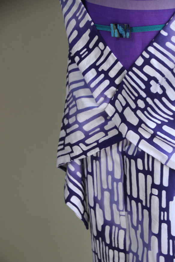 手染め注染　型染浴衣　【青　紫②】　タイルアートのような注染ぼかしが涼し気な印象　袖長めモアトールサイズ　裄69ｃｍ 5枚目の画像