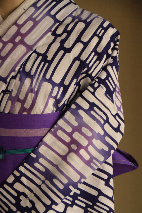 手染め注染　型染浴衣　【青　紫②】　タイルアートのような注染ぼかしが涼し気な印象　袖長めモアトールサイズ　裄69ｃｍ 12枚目の画像