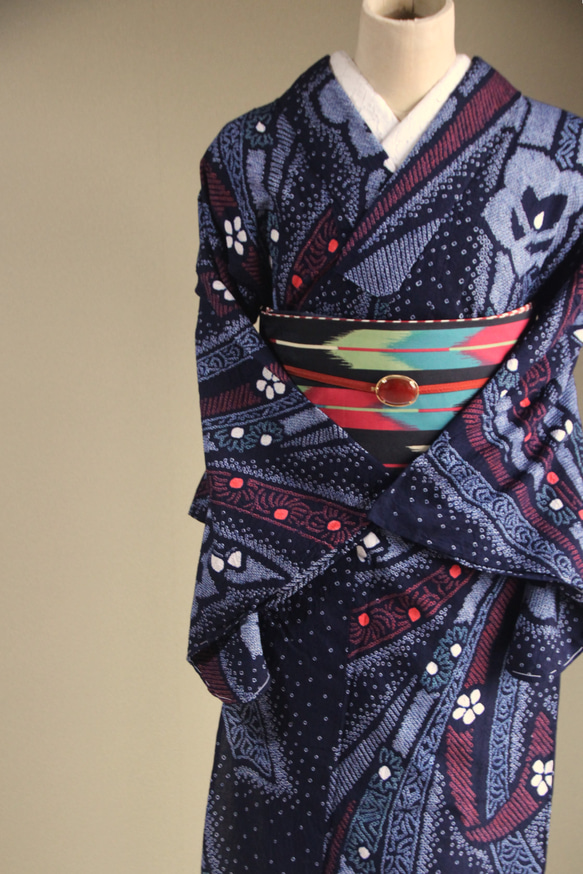 ◇現代 有松鳴海絞　浴衣◇【濃紺紫赤緑他】高級感漂う熨斗柄に桔梗など細かい絞りで表現　スモールサイズ裄66ｃｍ　木綿浴衣 4枚目の画像