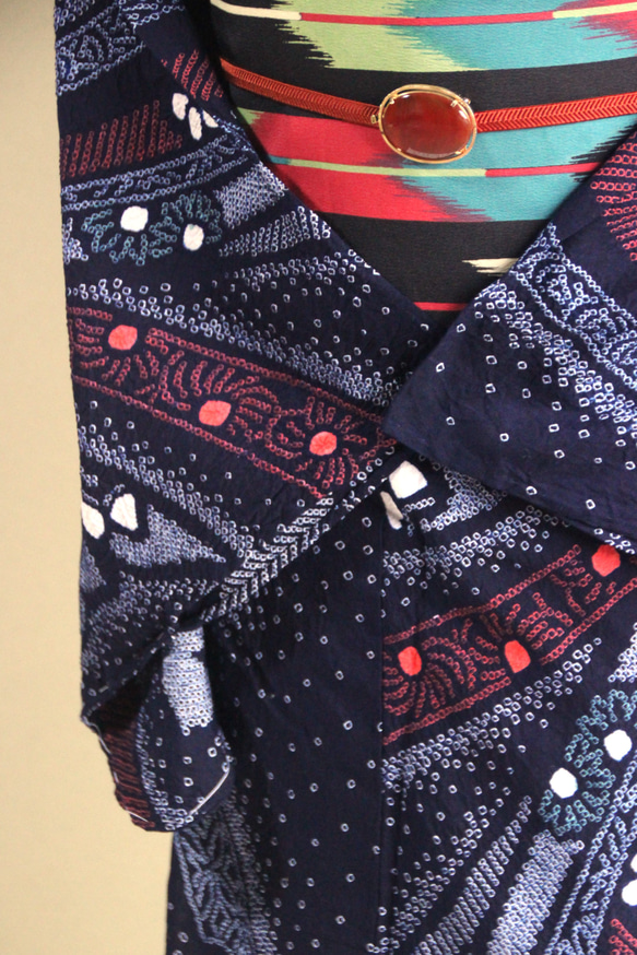 ◇現代 有松鳴海絞　浴衣◇【濃紺紫赤緑他】高級感漂う熨斗柄に桔梗など細かい絞りで表現　スモールサイズ裄66ｃｍ　木綿浴衣 2枚目の画像