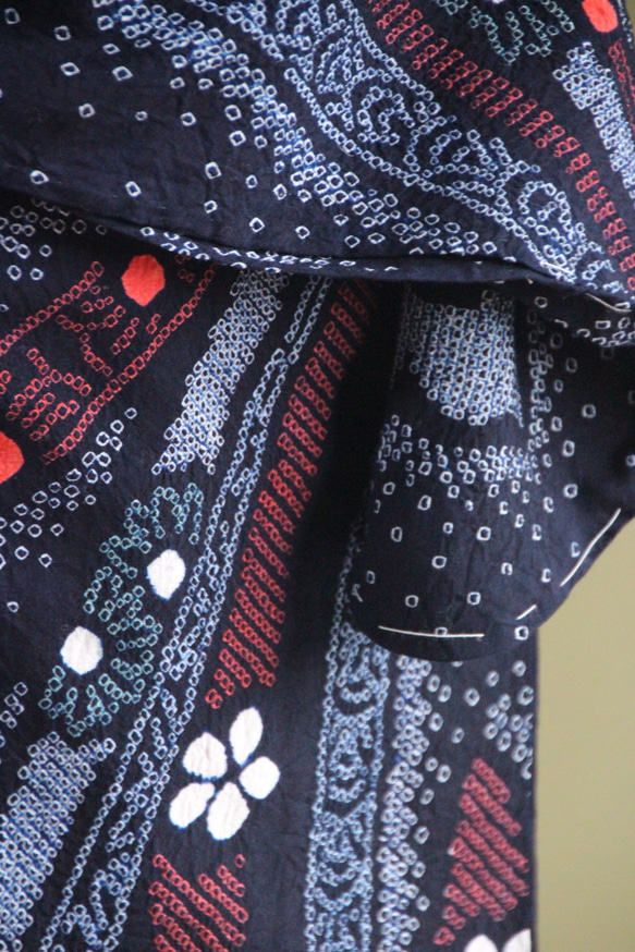 ◇現代 有松鳴海絞　浴衣◇【濃紺紫赤緑他】高級感漂う熨斗柄に桔梗など細かい絞りで表現　スモールサイズ裄66ｃｍ　木綿浴衣 7枚目の画像