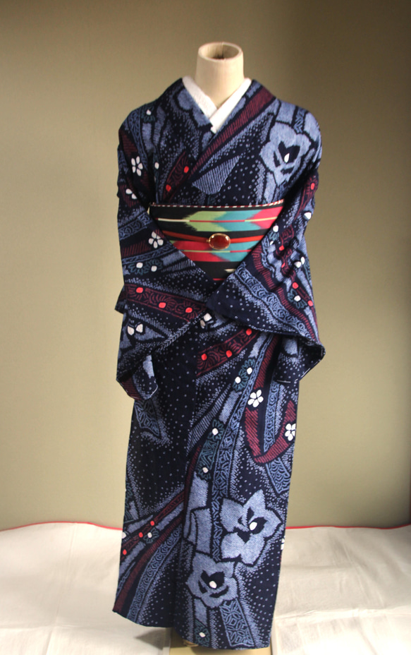 ◇現代 有松鳴海絞　浴衣◇【濃紺紫赤緑他】高級感漂う熨斗柄に桔梗など細かい絞りで表現　スモールサイズ裄66ｃｍ　木綿浴衣 10枚目の画像