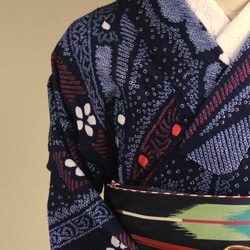 ◇現代 有松鳴海絞　浴衣◇【濃紺紫赤緑他】高級感漂う熨斗柄に桔梗など細かい絞りで表現　スモールサイズ裄66ｃｍ　木綿浴衣 6枚目の画像