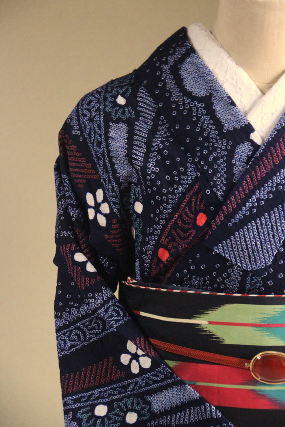 ◇現代 有松鳴海絞　浴衣◇【濃紺紫赤緑他】高級感漂う熨斗柄に桔梗など細かい絞りで表現　スモールサイズ裄66ｃｍ　木綿浴衣 6枚目の画像