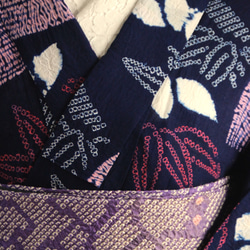 ◆アウトレット◆現代 有松鳴海絞　浴衣◇【濃紺赤桃】笹と扇　珍しい意匠　トールサイズ裄67.5ｃｍ　木綿浴衣　 6枚目の画像