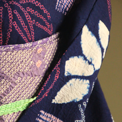 ◆アウトレット◆現代 有松鳴海絞　浴衣◇【濃紺赤桃】笹と扇　珍しい意匠　トールサイズ裄67.5ｃｍ　木綿浴衣　 5枚目の画像