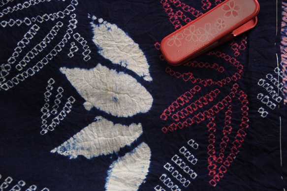 ◆アウトレット◆現代 有松鳴海絞　浴衣◇【濃紺赤桃】笹と扇　珍しい意匠　トールサイズ裄67.5ｃｍ　木綿浴衣　 10枚目の画像