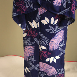 ◆アウトレット◆現代 有松鳴海絞　浴衣◇【濃紺赤桃】笹と扇　珍しい意匠　トールサイズ裄67.5ｃｍ　木綿浴衣　 2枚目の画像