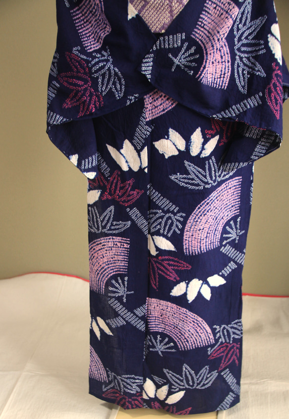 ◆アウトレット◆現代 有松鳴海絞　浴衣◇【濃紺赤桃】笹と扇　珍しい意匠　トールサイズ裄67.5ｃｍ　木綿浴衣　 2枚目の画像