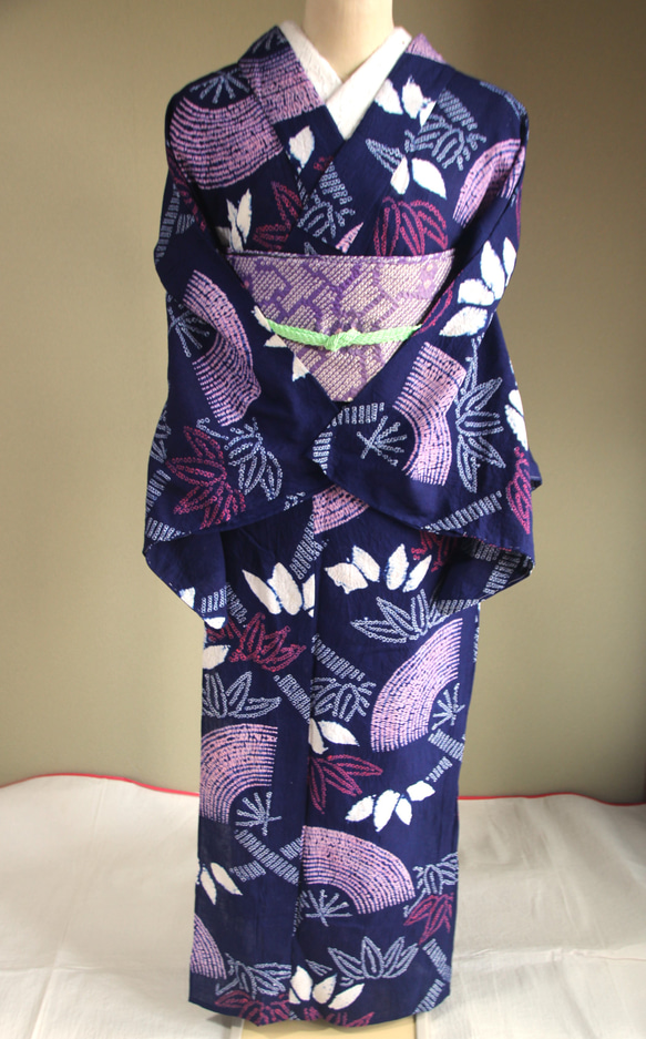 ◆アウトレット◆現代 有松鳴海絞　浴衣◇【濃紺赤桃】笹と扇　珍しい意匠　トールサイズ裄67.5ｃｍ　木綿浴衣　 3枚目の画像