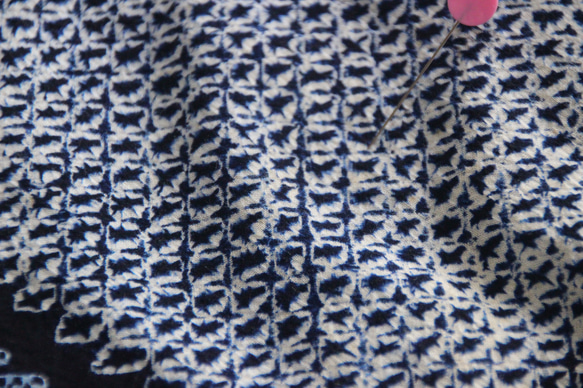 ◆アウトレット◆現代 有松鳴海絞　浴衣◇【濃紺他】縦縞とオリエンタルな琵琶の調べが耽美　スモールサイズ裄66ｃｍ　木綿 7枚目の画像