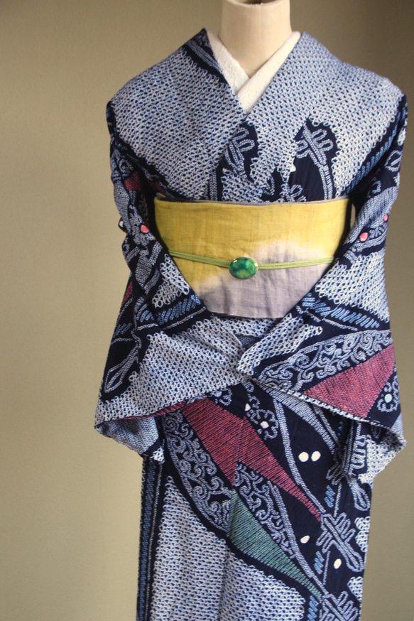 ◆アウトレット◆現代 有松鳴海絞　浴衣◇【濃紺他】縦縞とオリエンタルな琵琶の調べが耽美　スモールサイズ裄66ｃｍ　木綿 3枚目の画像