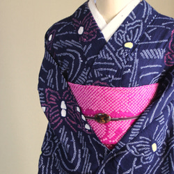 ◇現代 有松鳴海絞　浴衣◇【濃紺桃黄】川面に蝶が遊ぶ　トールサイズ裄68.5ｃｍ　木綿浴衣　 2枚目の画像