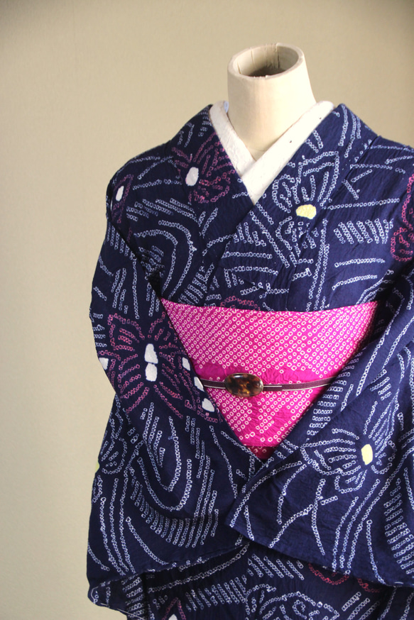 ◇現代 有松鳴海絞　浴衣◇【濃紺桃黄】川面に蝶が遊ぶ　トールサイズ裄68.5ｃｍ　木綿浴衣　 2枚目の画像