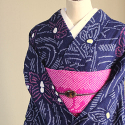 ◇現代 有松鳴海絞　浴衣◇【濃紺桃黄】川面に蝶が遊ぶ　トールサイズ裄68.5ｃｍ　木綿浴衣　 3枚目の画像