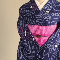 ◇現代 有松鳴海絞　浴衣◇【濃紺桃黄】川面に蝶が遊ぶ　トールサイズ裄68.5ｃｍ　木綿浴衣　 1枚目の画像