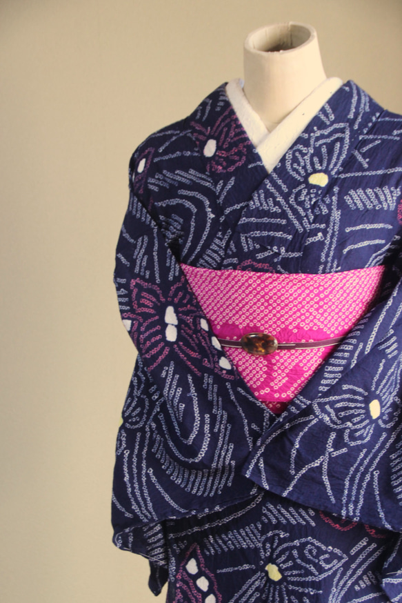 ◇現代 有松鳴海絞　浴衣◇【濃紺桃黄】川面に蝶が遊ぶ　トールサイズ裄68.5ｃｍ　木綿浴衣　 1枚目の画像