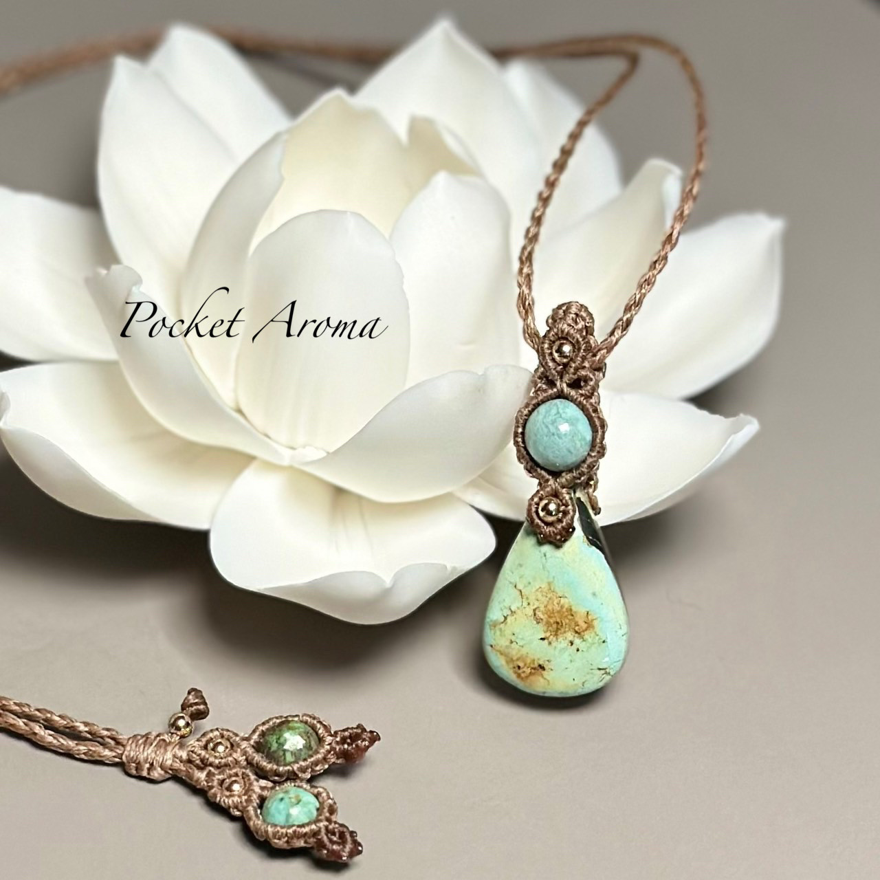 『祈標』スパイダーウェブターコイズとターコイズのマクラメペンダントネックレス