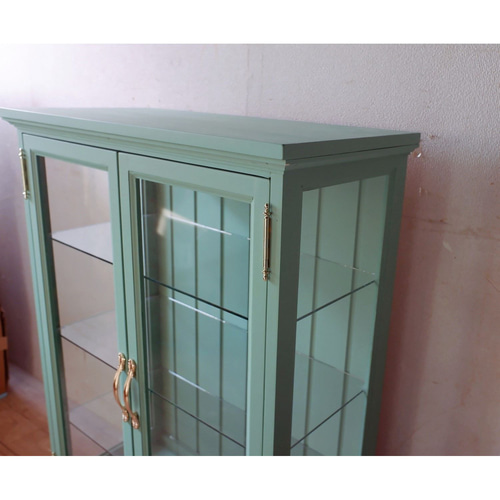 ろくろ脚のガラスキャビネット 観音開きタイプ オリーブグリーン塗装