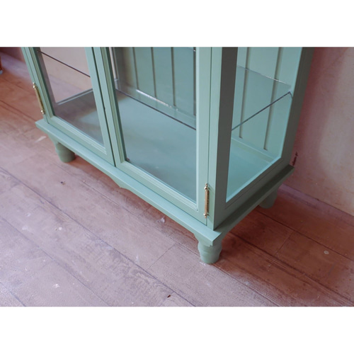 ろくろ脚のガラスキャビネット 観音開きタイプ オリーブグリーン塗装