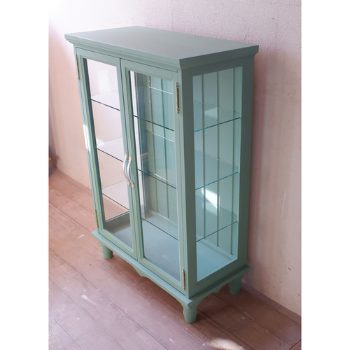 ろくろ脚のガラスキャビネット 観音開きタイプ オリーブグリーン塗装