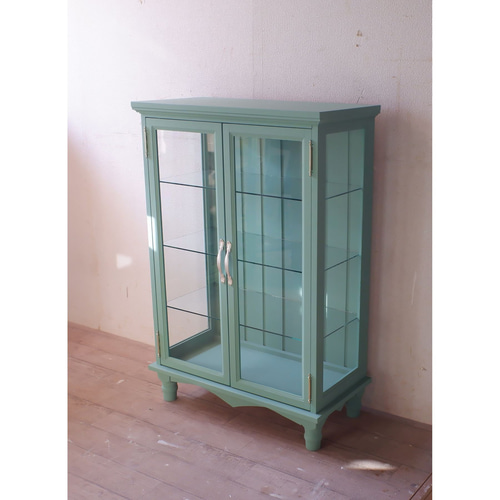 ろくろ脚のガラスキャビネット 観音開きタイプ オリーブグリーン塗装