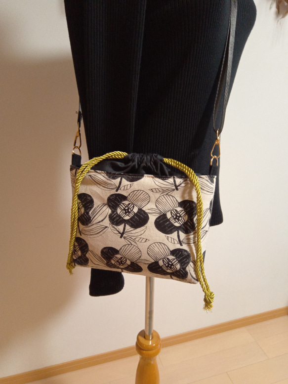 ☆セール☆巾着ショルダーバッグ北欧風フラワー生成り 2枚目の画像