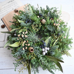 ４種のグリーンと木の実たちのフレッシュクリスマスリース＊30センチ 1枚目の画像