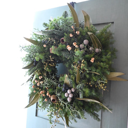 ４種のグリーンと木の実たちのフレッシュクリスマスリース＊30センチ 3枚目の画像