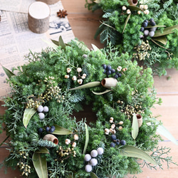 ４種のグリーンと木の実たちのフレッシュクリスマスリース＊30センチ 5枚目の画像