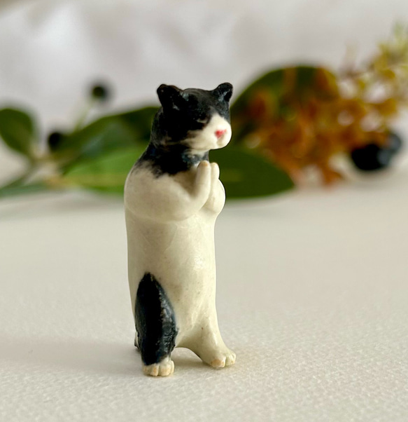 お守りネコ】合掌猫 身長4センチの黒ネコ 陶製品 信楽白土 立体