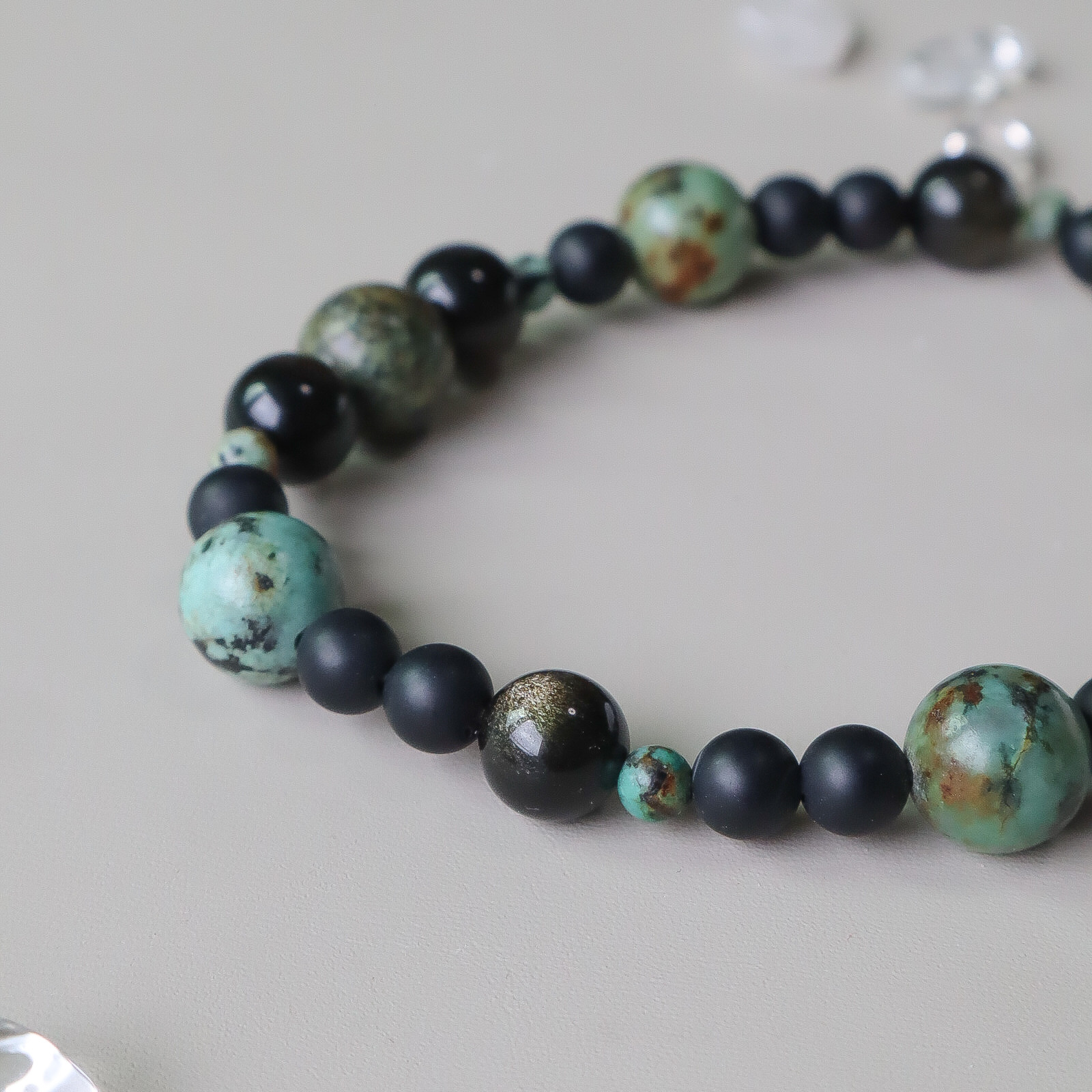【メンズ】明るい未来を切り拓く勇気のお守り　アフリカンターコイズとブラック天然石のブレスレット　オニキス　クリスマス 6,278円