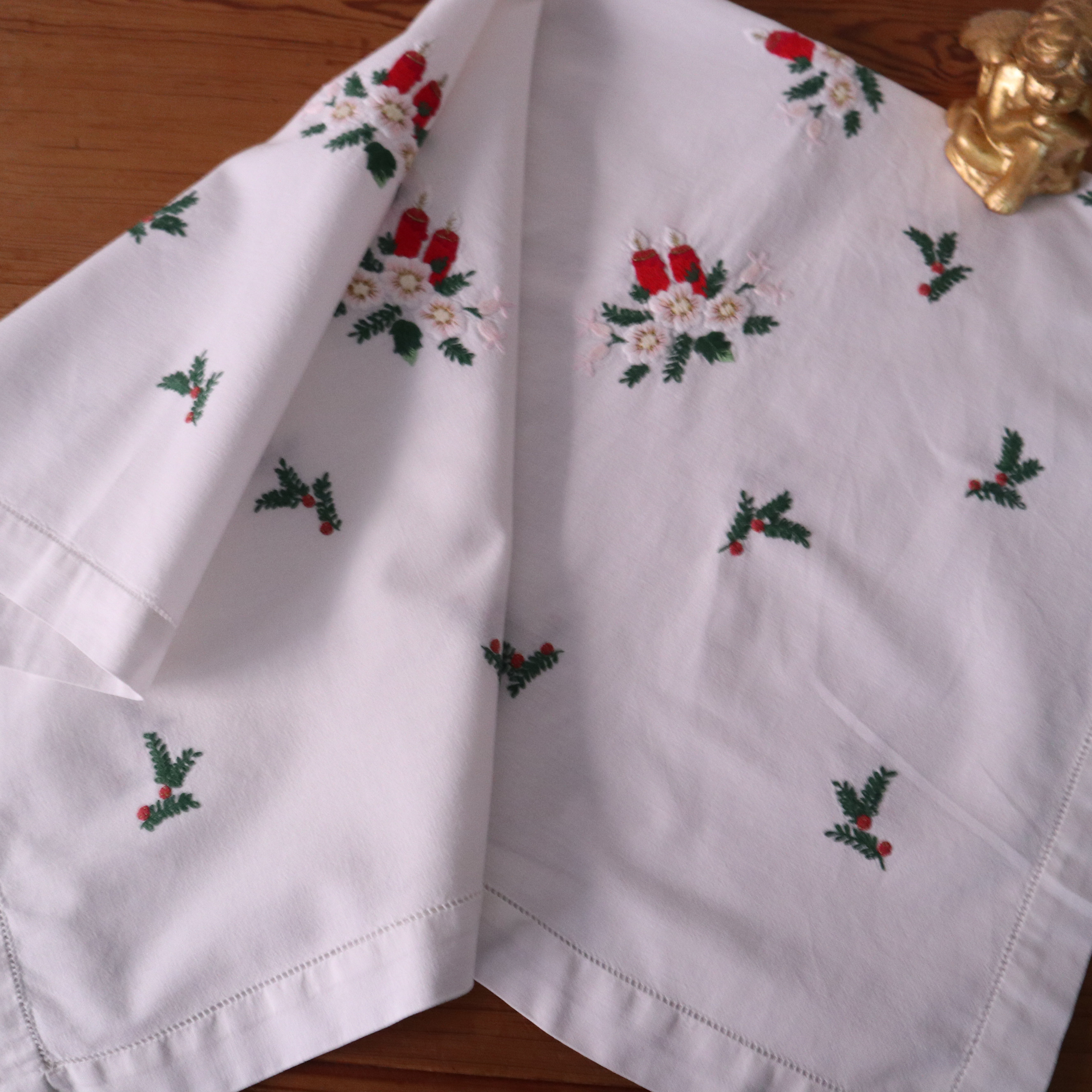 ドイツのクリスマス★真っ赤なキャンドルとクリスマスローズの手刺繍 テーブルク（ヴィンテージ　）