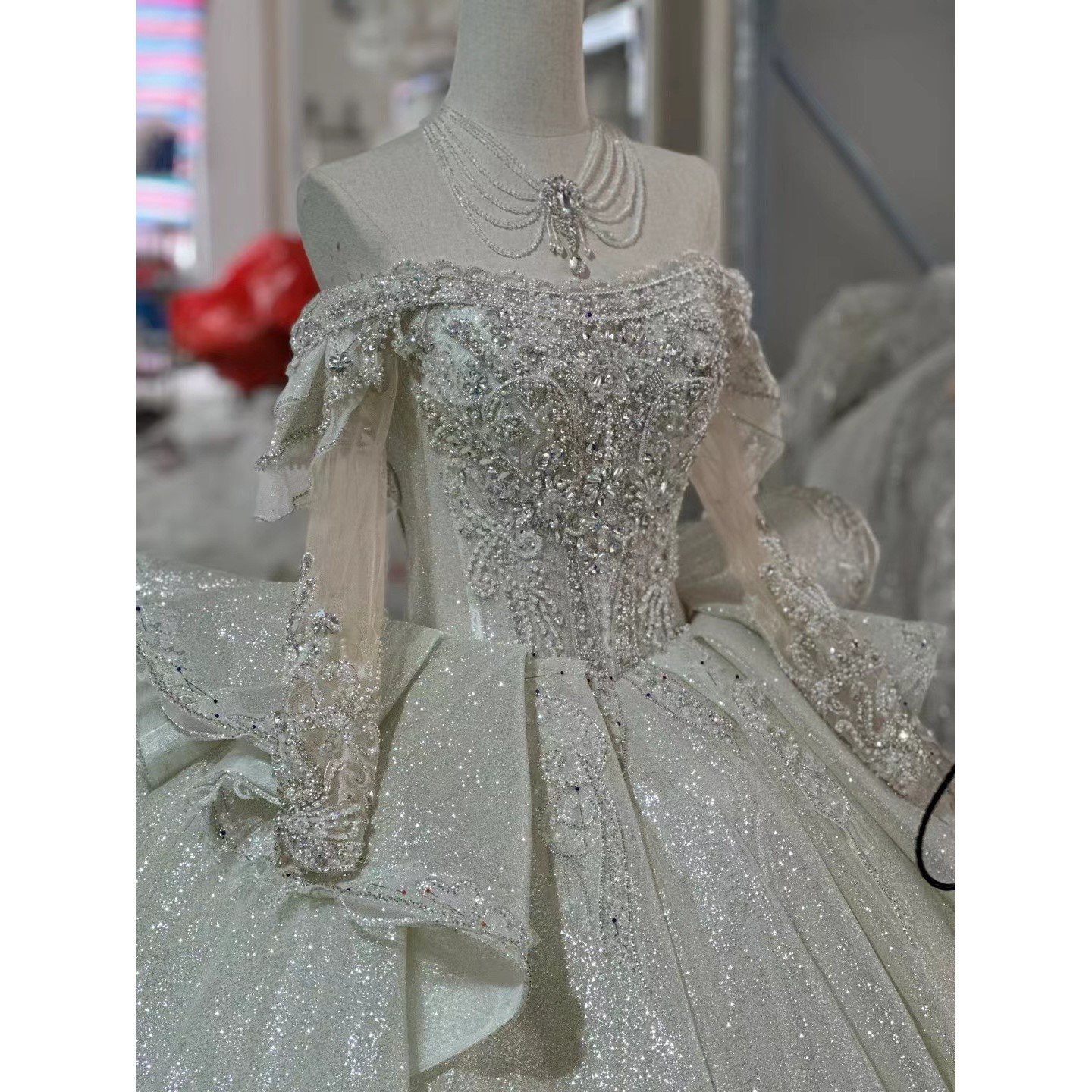 お買い得！オフショルダー　キラキラ　二の腕を隠せる　　ストーン　ウェディングドレス　結婚式花嫁前撮り二次会披露宴美品挙式 43,940円