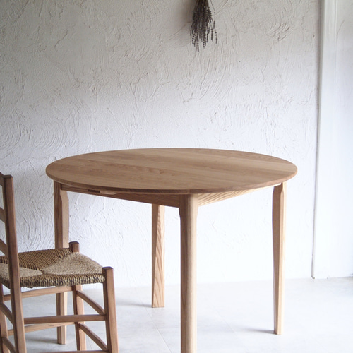 受注製作品】 クリの木でつくる、円形テーブル（オイル仕上げ） ― 静か