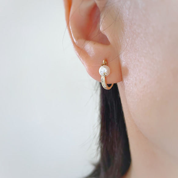 14kgf 痛くないイヤリング❦デザインフープ＆パール エレガント シンプル 小ぶり 1枚目の画像