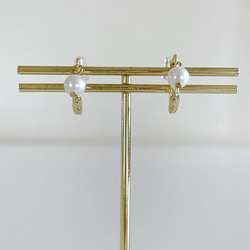 14kgf 痛くないイヤリング❦デザインフープ＆パール エレガント シンプル 小ぶり 2枚目の画像