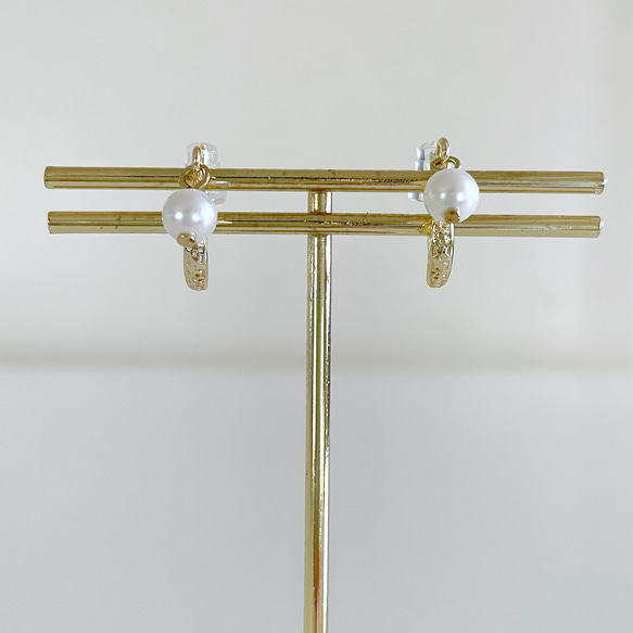 14kgf 痛くないイヤリング❦デザインフープ＆パール エレガント シンプル 小ぶり 2枚目の画像