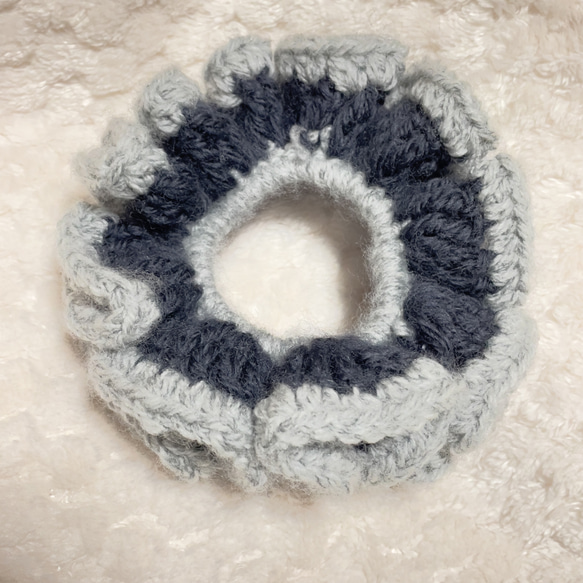 ネイビー×ライトグレー フリルシュシュ かぎ針編み 韓国風シュシュ