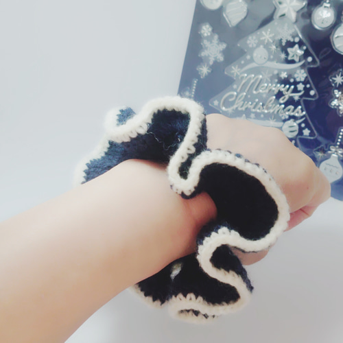 ネイビー×白 フリルシュシュ かぎ針編み 韓国風シュシュ【送料無料