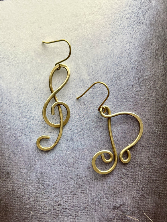 ト音記号と八分音符のピアス（イヤリング） 1枚目の画像