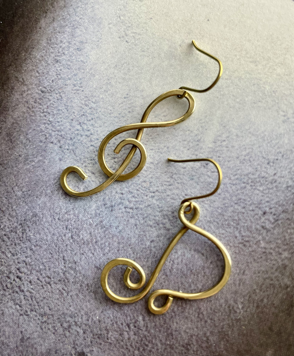 ト音記号と八分音符のピアス（イヤリング） 2枚目の画像