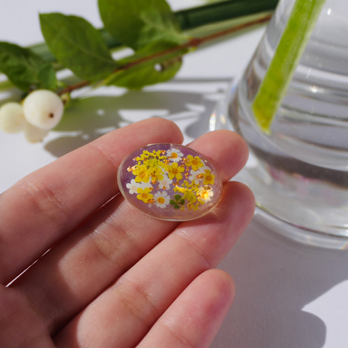 天然石オパールと黄色の花畑の帯留め 金箔 ポニーフック ブローチ 冬 